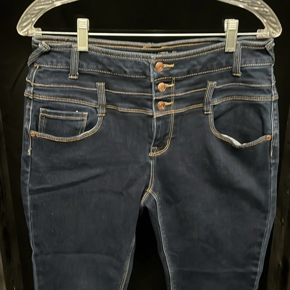 Vanity- curvy cuffed Capri jeans - Picture 2 of 11